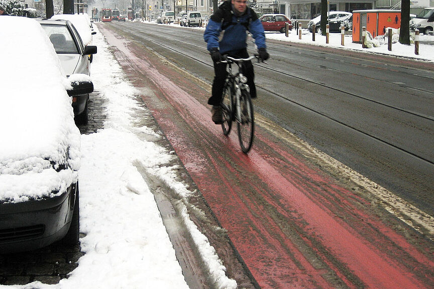 Ein leicht verschneiter Radweg. Ein leicht verschneiter Radweg.